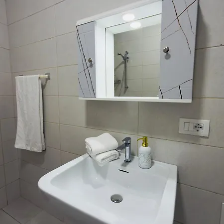 Angela * טיראנה