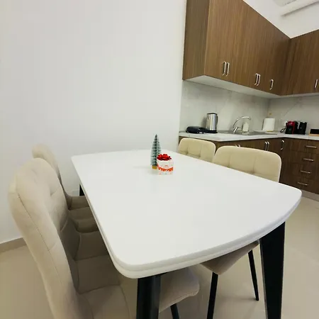 Angela * ティラナ