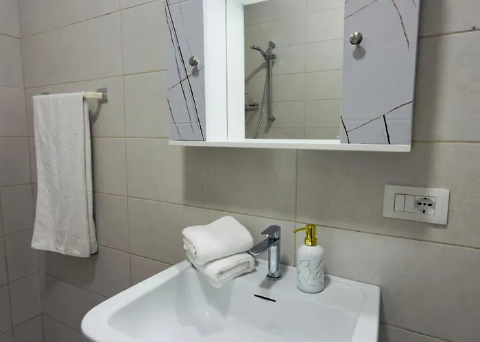 Angela * ティラナ